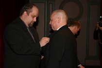 Kunniamerkkien jako Marko Piirainen ja Jouni Nylund