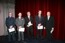 Kunniamerkkien saajat. Markku Mäntysaari, Markku Haanpää, Tapio Lundgren, Matti Virkkunen ja Jouni Nylund